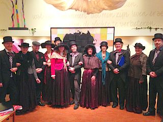 Beluister de live-opname op YouTube (24’25″). Maat 16 in het EHC tijdens het Dickens Festijn 2014
